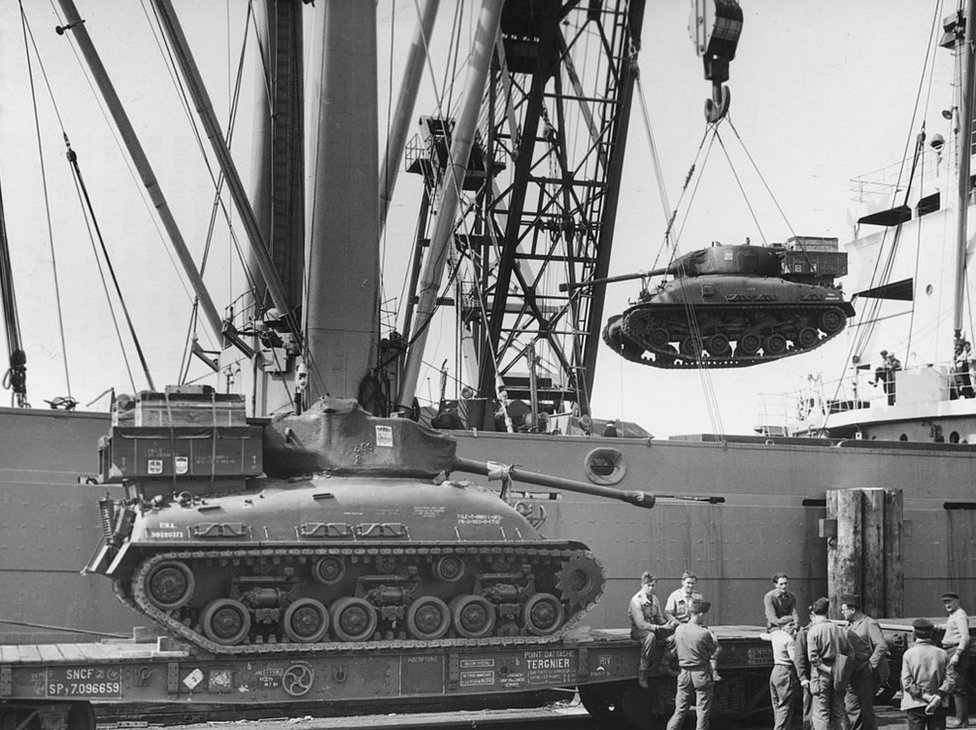 Descargando tanques en el puerto de Cherbourg.