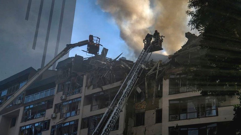 رجال الإطفاء يكافحون النيران في مبنى سكني بكييف