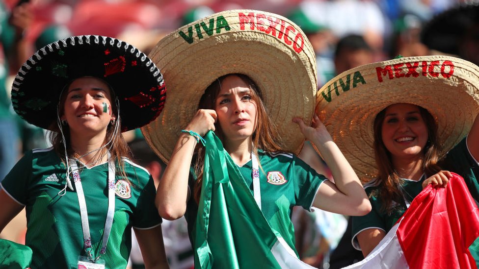 Mujeres con sombreros mexicanos