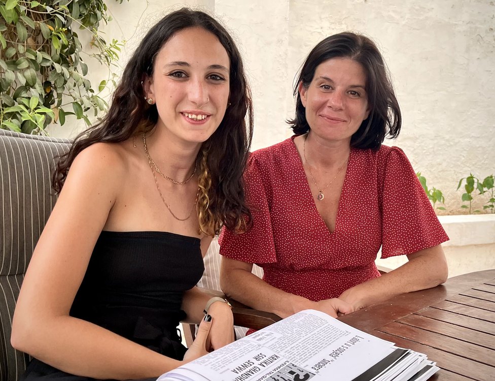 La activista Maya Dimitrijevic y su madre Lara Dimitrijevic.