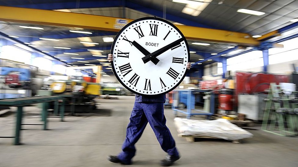 La productividad no es solo cuestión de tiempo trabajado. Reloj