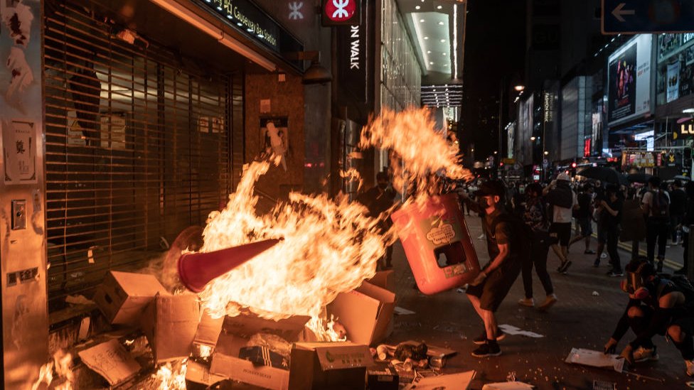 Демонстрант усиливает огонь возле станции метро в Гонконге