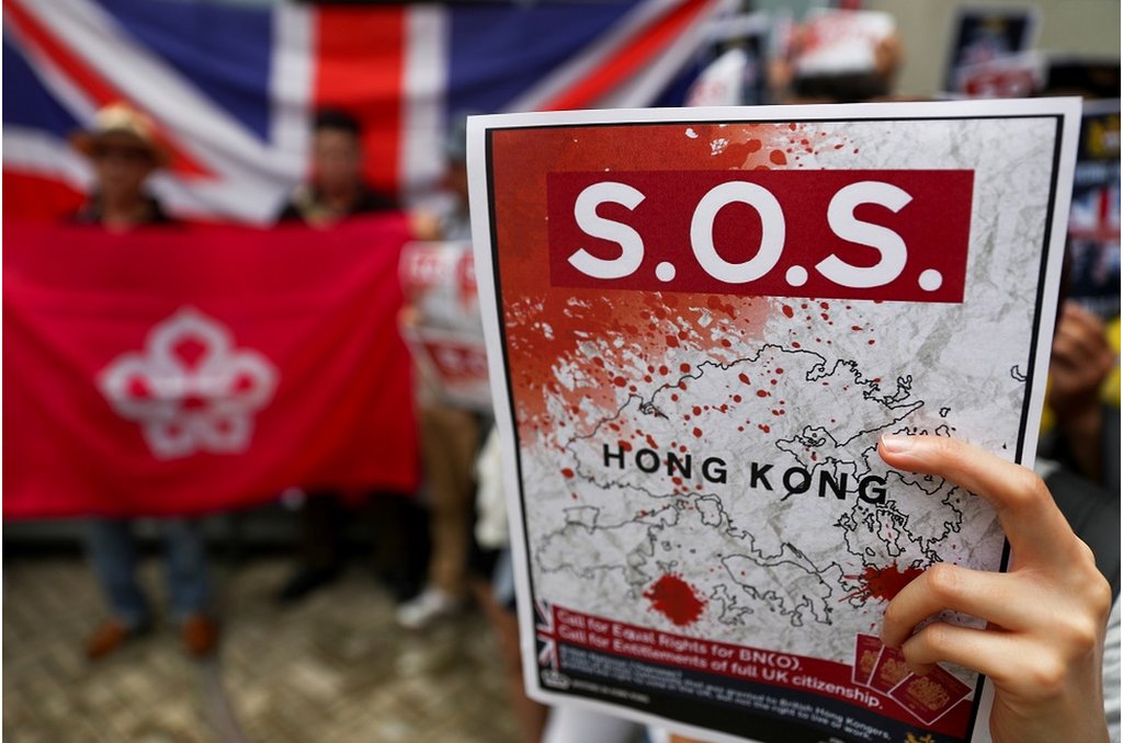 示威請願者要求英國政府承認"一國兩制"受到破壞，以及推動英國給予香港人國籍。