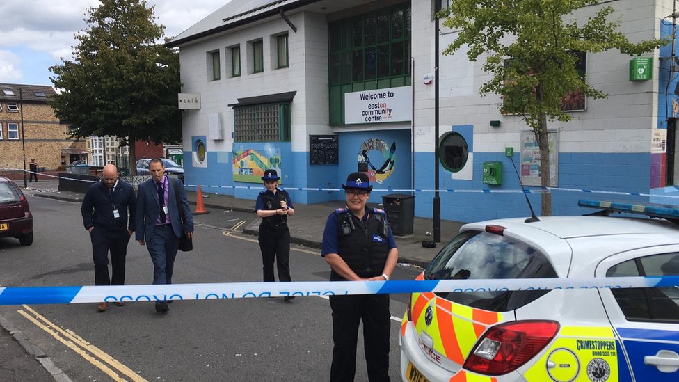 Полицейские на месте ножевого ранения в Истоне в Бристоле