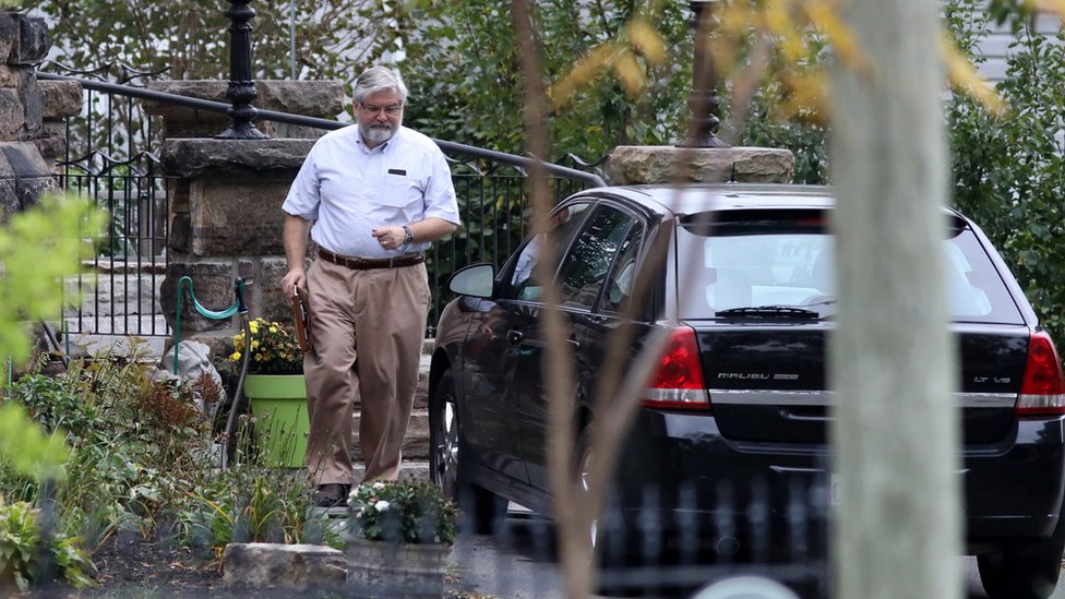La familia trató de que el caso no cayera en el olvido. El padre de Joshua Boyle sale de su auto en Ontario.