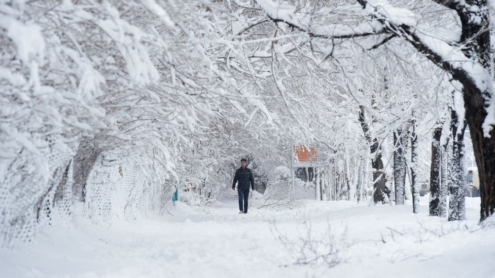 Un hombre camina por la nieve
