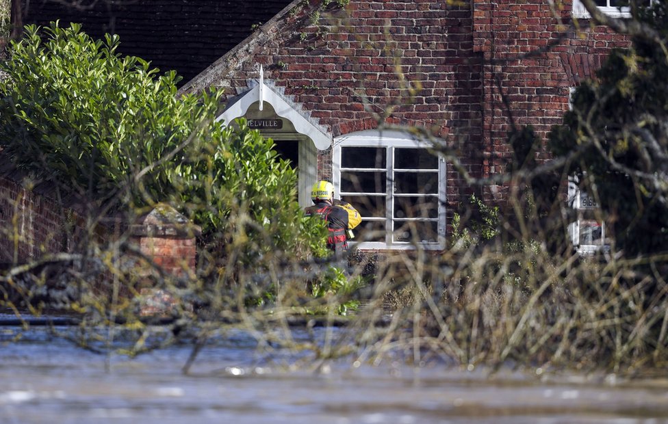 Пожарные и спасатели посещают затопленные объекты в Бьюдли