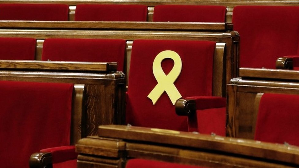 Председатель каталонского парламента с символом в память о заключенных