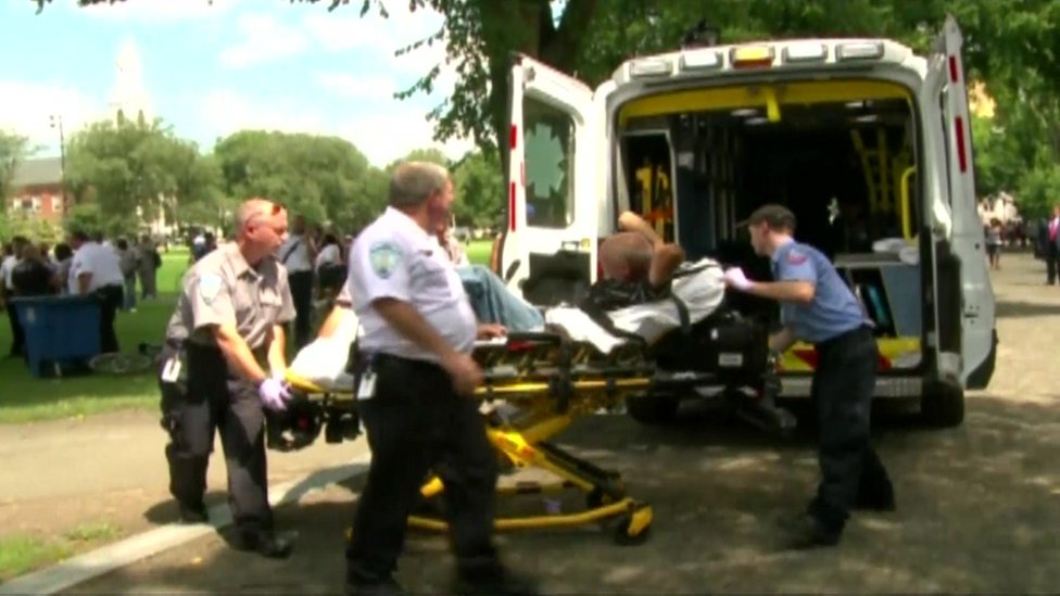Equipos de emergencia trasladan a una víctima de sobredosis a una ambulancia en New Haven, Connecticut.