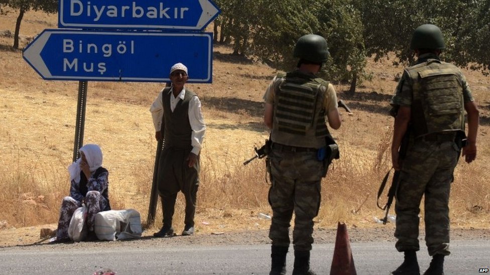 Турецкие солдаты на блокпосту в Диярбакыре на юго-востоке Турции. Фото: 26 июля 2015 г.