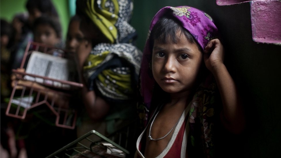 ШАМЛАПУР, БАНГЛАДЕШ - 4 июля: ребенок рохинджа держит Коран во время урока в медресе в неформальном поселении 4 июля 2015 года в Шамлапуре, Бангладеш.