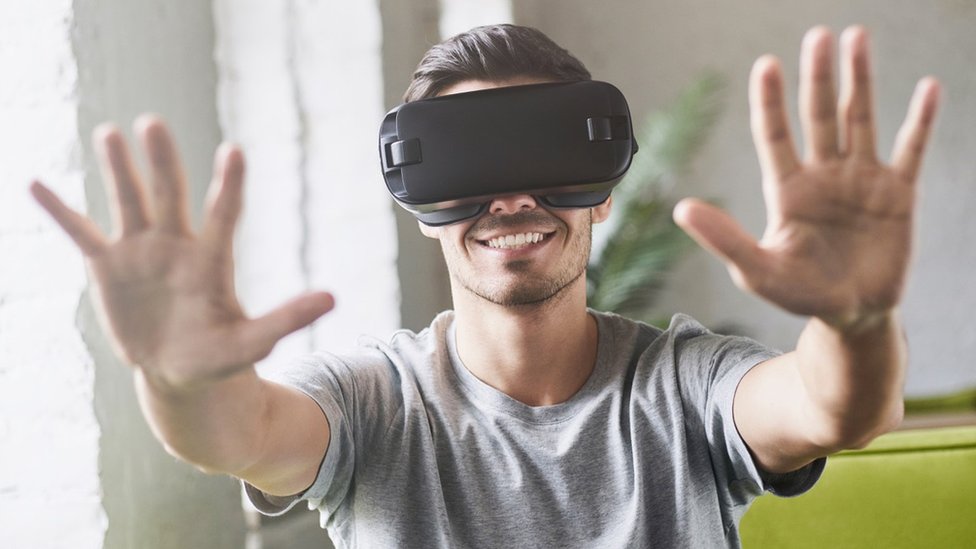 Developer warns VR headset damaged eyesight - BBC News