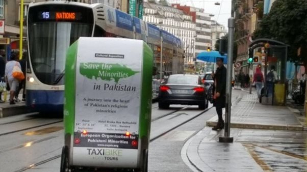 На такси-байке в Женеве висит плакат «Спасите меньшинства в Пакистане»