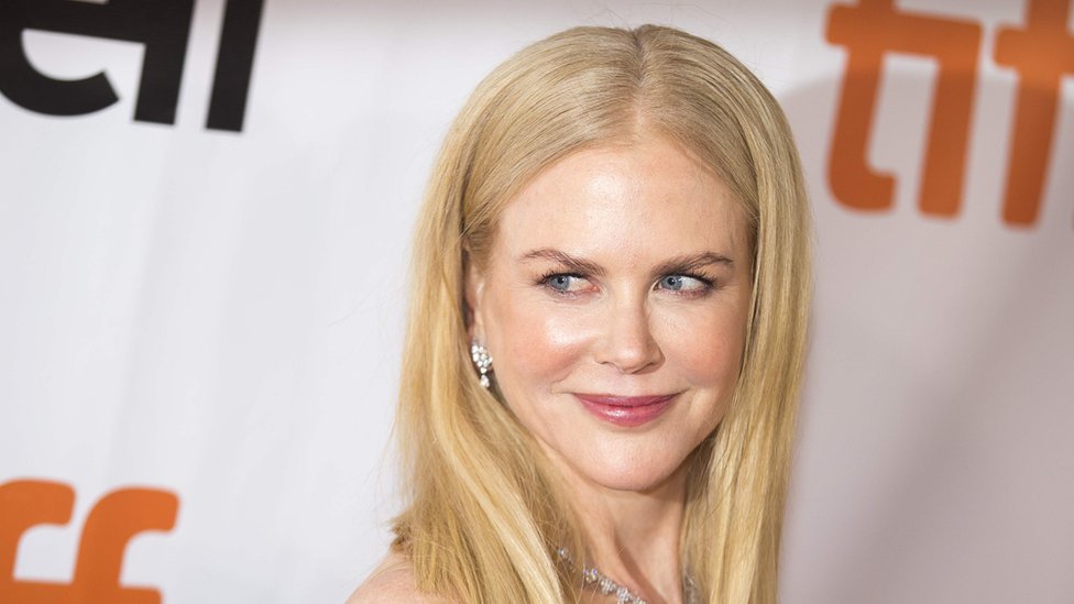 La actriz Nicole Kidman confirmó los pronósticos y obtuvo el Emmy a mejor actriz de miniserie de televisión. Nicole Kidman