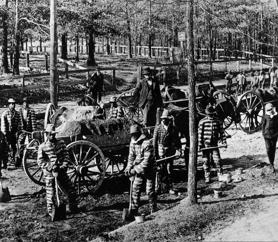 Presos negros construyendo calles en Atlanta, Georgia, en 1870, cinco años después de la abolición de la esclavitud.