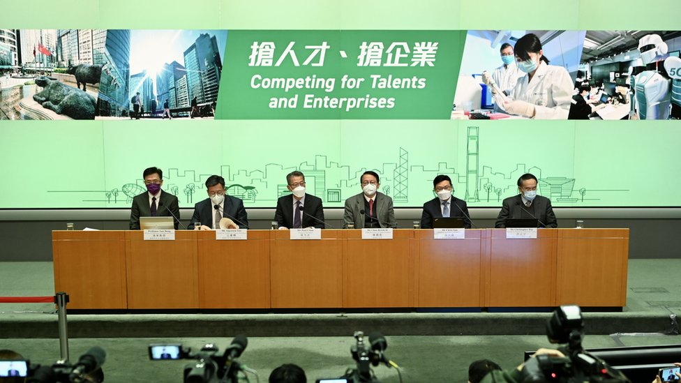 中國香港特區政府官員在金鐘政府總部出席記者會介紹「搶人才、搶企業」政策(中新社圖片23/12/2022)
