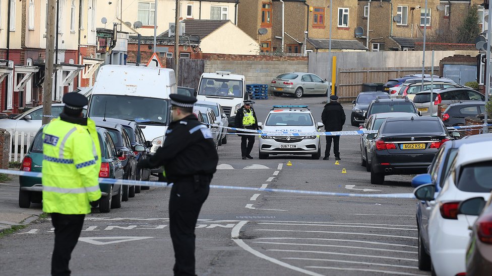 Luton imam shooting: Five bailed in attempted murder inquiry - BBC News