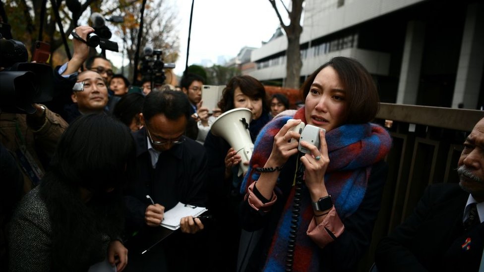 الصحفية الياباني شيوري إيتو، التي اتهمت مراسل تلفزيوني باغتصابها، في حديث مع الصحفيين
