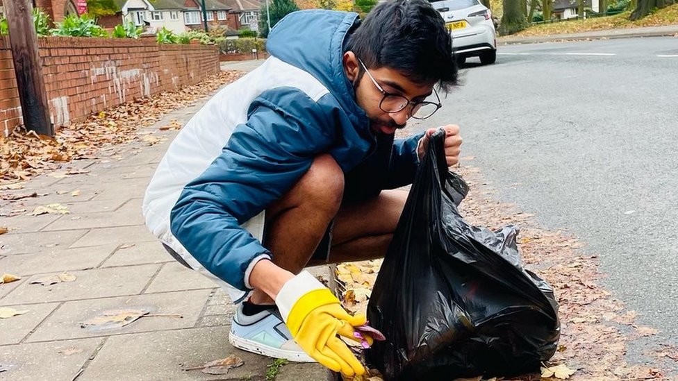 Vivek Gurav recogiendo basura