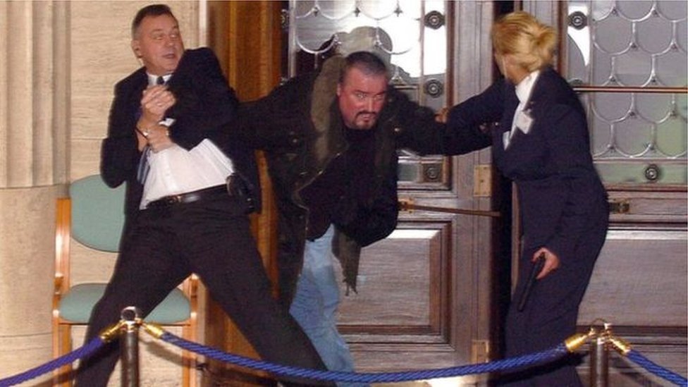 Майкл Стоун сдерживается во время нападения на Стормонт в 2006 году