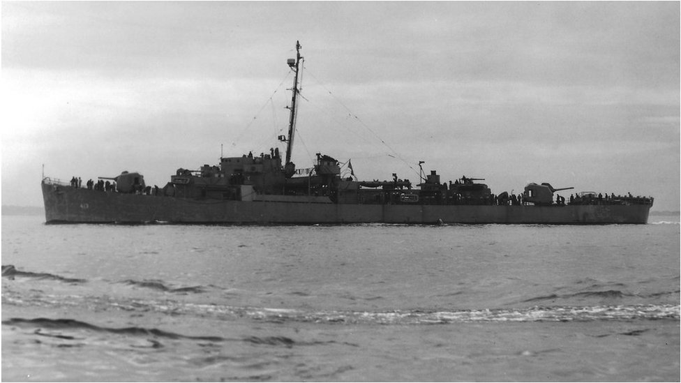 El USS Samuel B Robert antes de hundirse