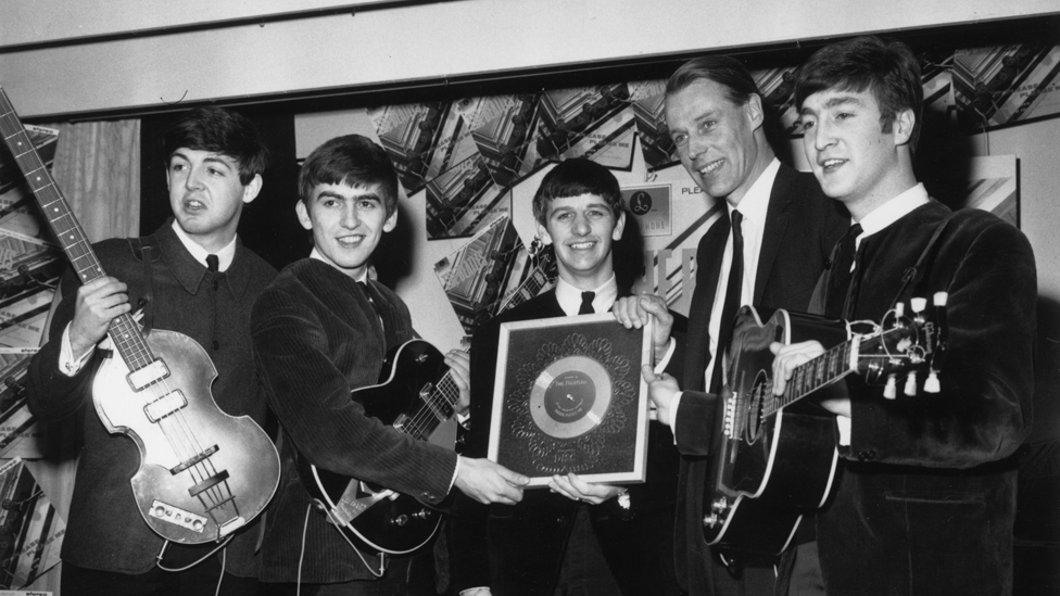 Джордж Мартин с Beatles получают свой первый серебряный диск