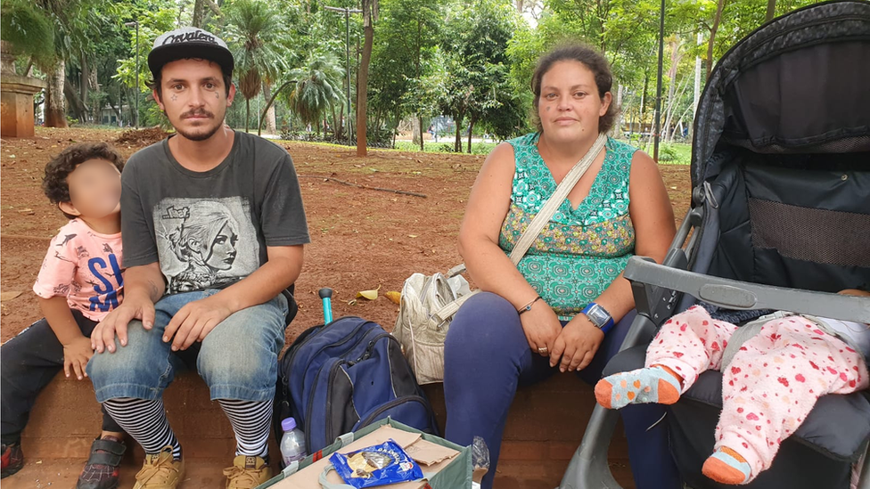 Marlene Amaral, José Eduardo e seus dois filhos, um deles no carrinho de bebê