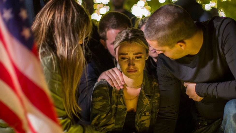 El jueves en la noche se realizó una vigilia en memoria de las víctimas de Thousand Oaks.