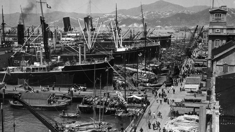 香港九龍碼頭區靠岸的遠洋輪船（約1930年代）