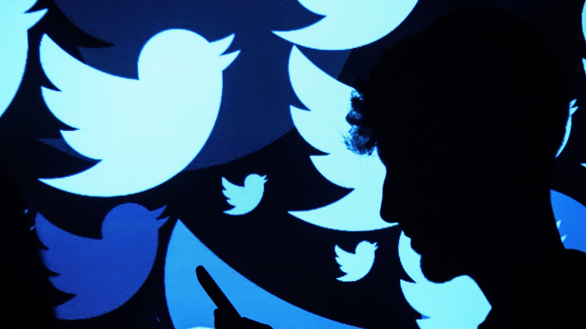 Twitter tells 330 million users to change their passwords