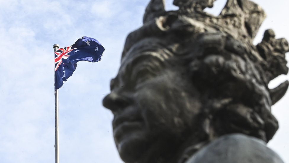Статуя королевы Елизаветы рядом с австралийским флагом