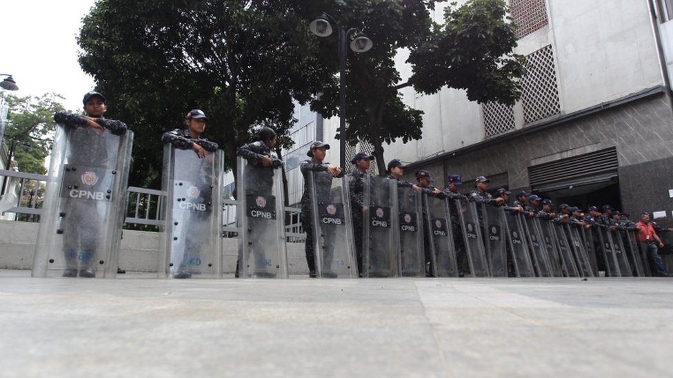 Fuerzas de seguridad rodean la Asamblea Nacional