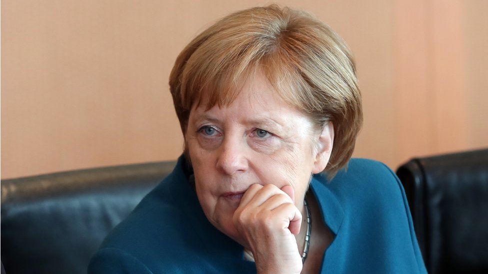Канцлер Германии Ангела Меркель наблюдает за началом еженедельного заседания кабинета министров Германии