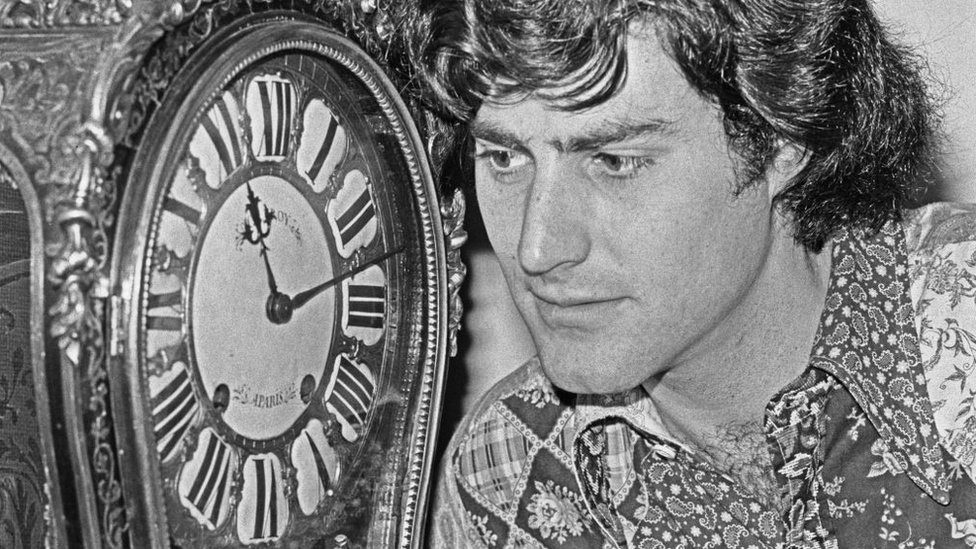 Uri Geller stares at a clock (1973)
