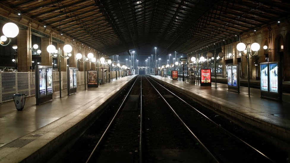 Genelde yoğun olan Paris'teki Gare du Nord tren istasyonu Perşembe gününü sakin geçirdi