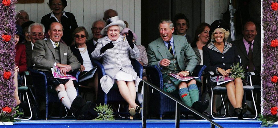 女王、愛丁堡公爵、查爾斯王子和夫人康沃爾公爵夫人參加蘇格蘭高地運動會