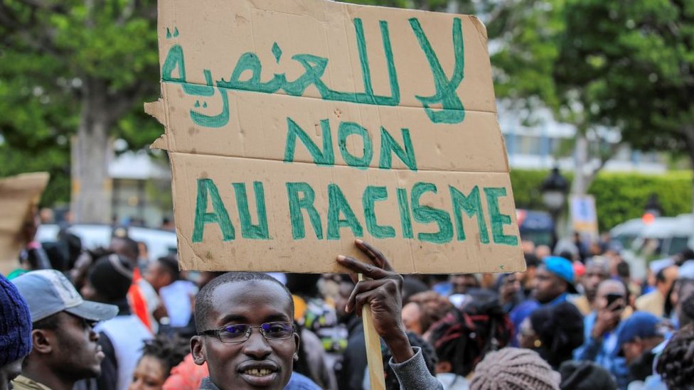 تظاهرة احتجاج للأفارقة في تونس بعد مقتل رئيس جمعية الجالية الإيفوارية هناك عام 2018.