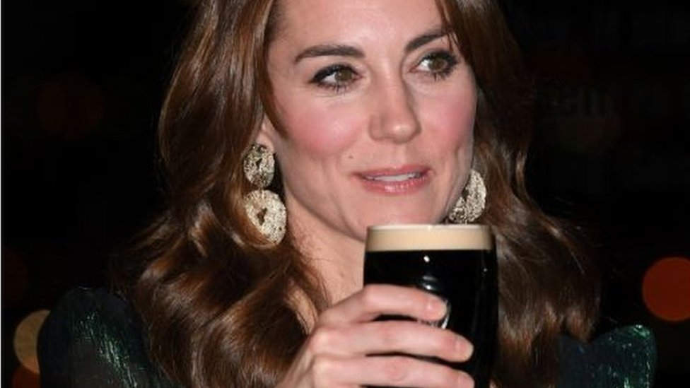 Герцогиня Кембриджская делает глоток черного напитка в магазине пива Guinness в Дублине