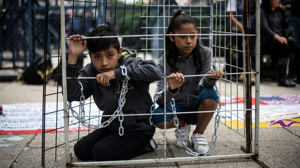 Protesta en México contra la política de EE.UU. de separar a familias inmigrantes.