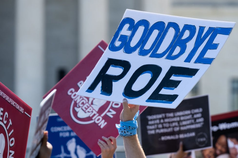 Un antiabortista sostiene un cartel que dice "Goodbye Roe" fuera de la Corte Suprema de Estados Unidos el 13 de junio de 2022.