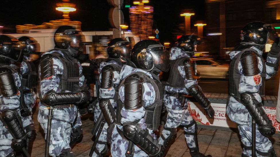 policía marchando en las calles de Moscú