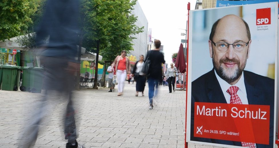 На фотографии изображен предвыборный плакат в Оберхаузене