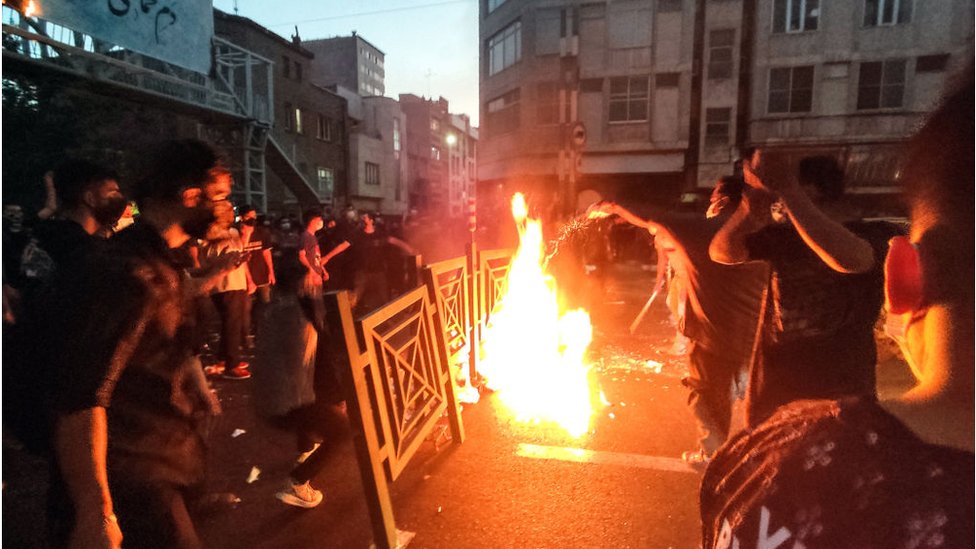إضرام النار من قبل المتظاهرين أثناء الاحتجاجات في طهران