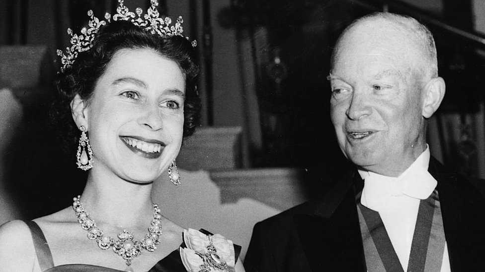 1957年，伊麗莎白二世女王與美國總統艾森豪威爾在白宮國宴上。