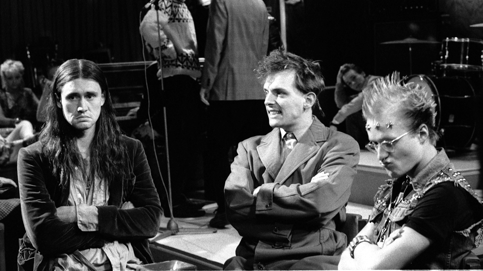 Найджел Плэйнер, Рик Мэйолл и Адриан Эдмондсон (справа) на съемочной площадке во время съемок фильма «Молодые люди» в 1982 году