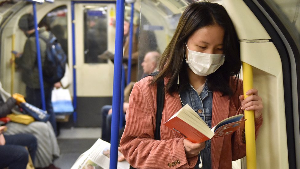 امرأة ترتدي كمامة في مترو الأنفاق في لندن