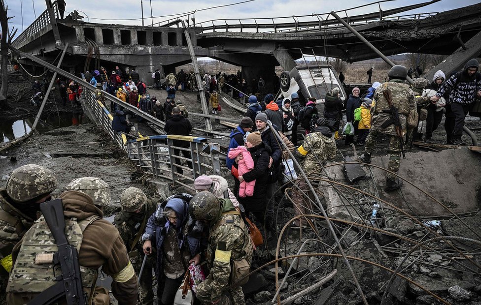 Personas evacúan la ciudad ucraniana de Irpín tras un bombardeo el 5 de marzo de 2022.