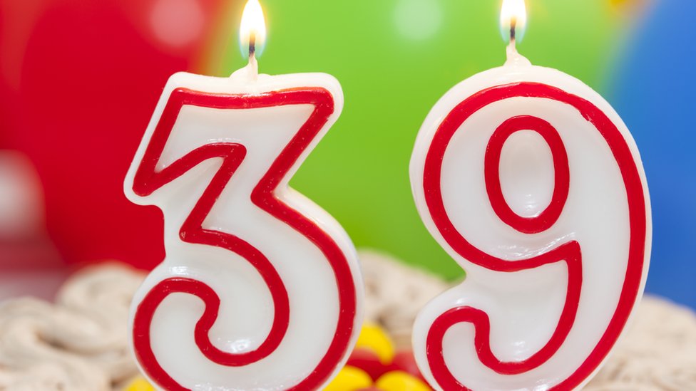 Los cambios de década son bastante significativos. Un estudio encontró un número significativo de gente que prefiere apuntarse a una maratón con 39 que con 40. Velas de cumpleaños con el número 39.