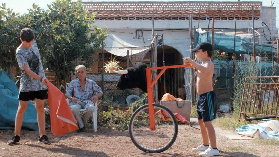 Scena iz dokumentarnog filma u kojem glavni junak, dečak Borha, vežba za toreadora sa drugarom dok deda sedi i posmatra