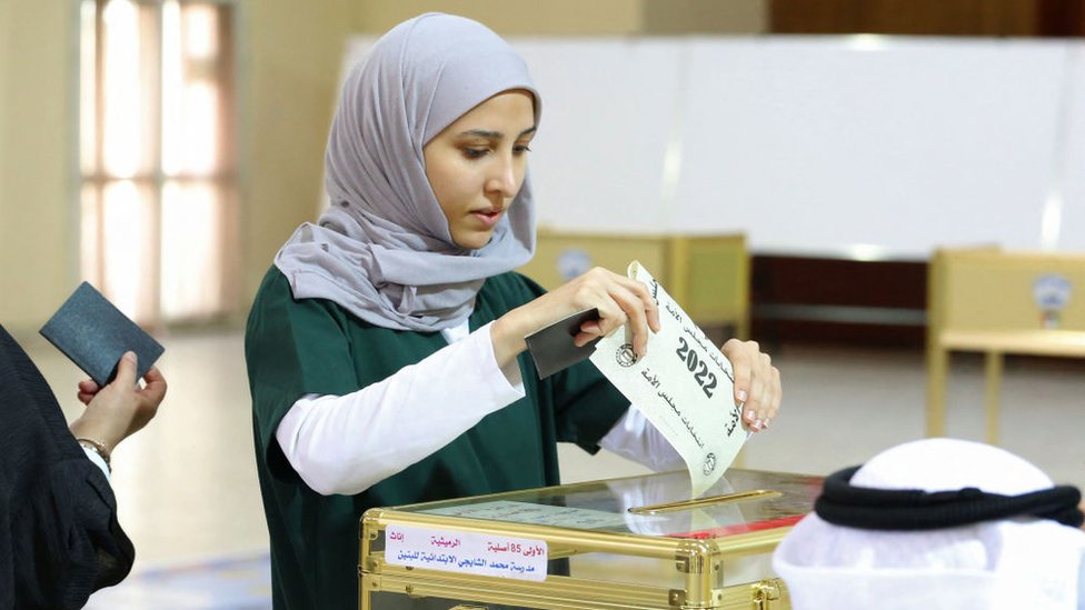 الكويت: هل يلبي مجلس الأمة الجديد طموحات المواطنين؟ 1 الناخبون الكويتيون يصوتون لاختيار ممثلبهم في مجلس الأمة الجديد